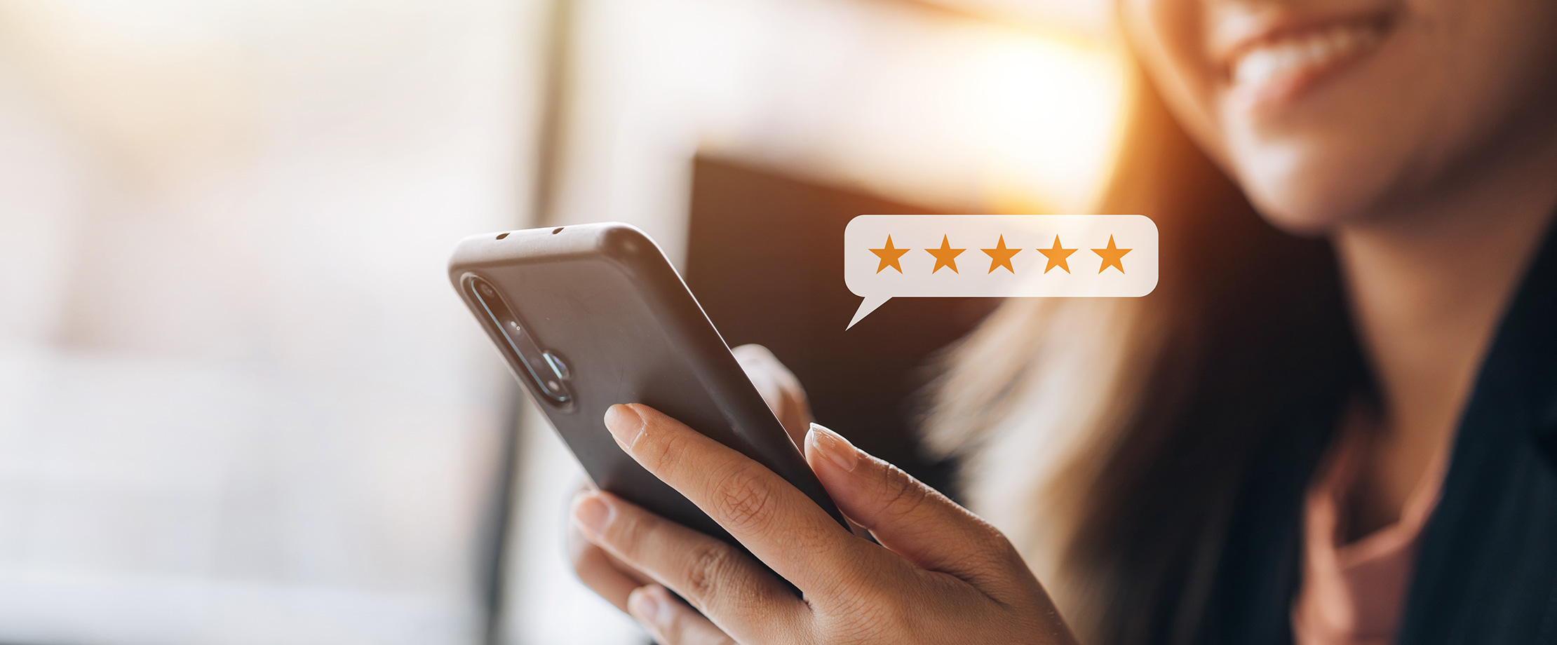 Bewerten Sie uns Eine person gibt eine Online-Bewertung mittels Handy ab