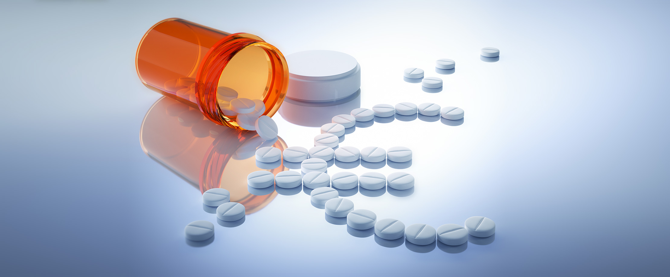Kostenfaktoren Eine orange, leicht durchsichtige Pillendose liegt geöffnet auf einen weiß-grauen Untergrund. Die herausgefallenen, weißen Tabletten formen vor der Pillendose ein Euro-Zeichen.